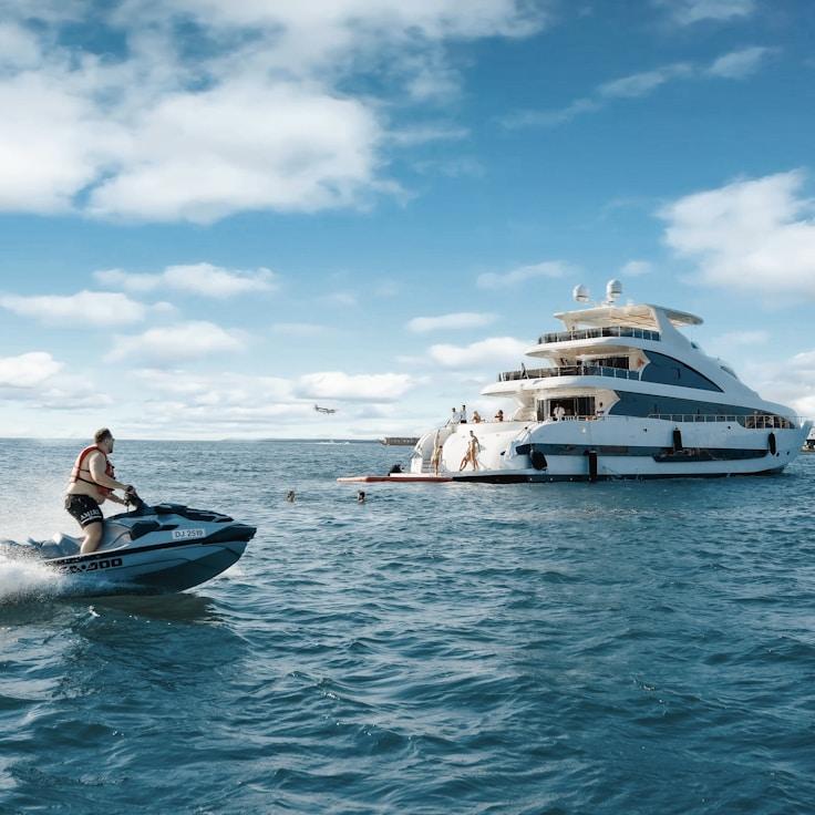 Elegant open-sea dining